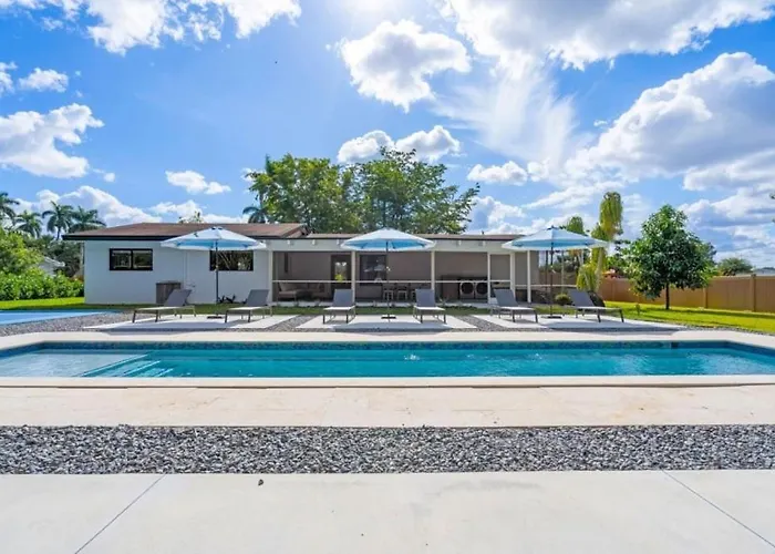 4Br Biscayne River Home- Pool & Pickleball Fun Home